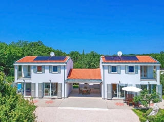 Zona di Krk, casa indipendente con piscina in posizione tranquilla!