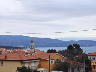 Centro Krk, nuovo appartamento al piano con vista mare parziale!