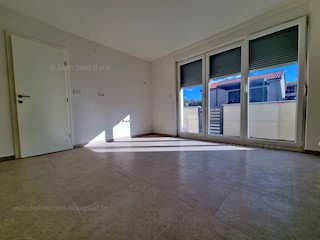 Malinska, appartamento/garage al piano terra con terrazza in vendita!