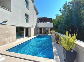Dobrinj, bellissima villa con piscina e ampio giardino!
