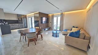 Malinska, appartamento al piano terra in un nuovo edificio con giardino e piscina!