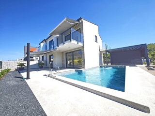 Malinska, casa bifamiliare con piscina e vista mare!