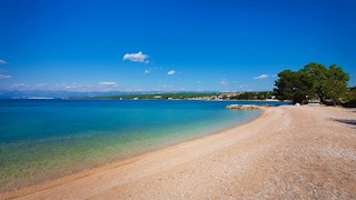 Malinska, dintorni, terreno edificabile in una posizione eccezionale; PROPRIO VICINO ALLA SPIAGGIA!