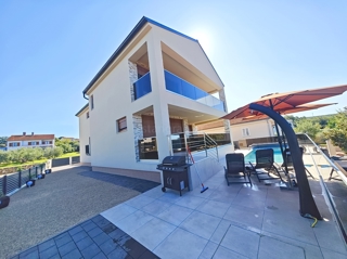 Malinska, villa moderna con piscina in posizione tranquilla!
