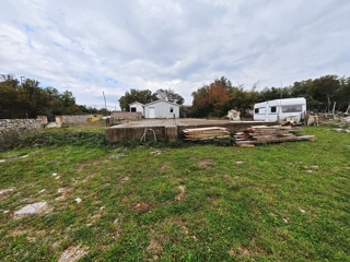 Zona di Krk, terreno edificabile con permesso di costruzione in posizione tranquilla!