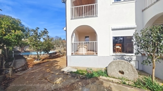 Zona di Krk, appartamento al piano terra con piscina e giardino in comune!