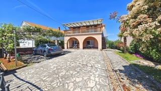 Malinska, dintorni, casa indipendente con 2 appartamenti in posizione tranquilla!