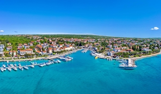 Malinska, nuova casa bifamiliare con piscina e giardino, a 150 m dal mare!