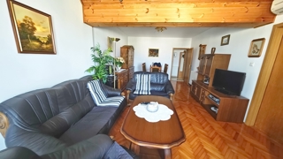 Malinska, casa bifamiliare con 3 unità abitative e giardino!