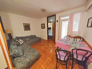 Njivice, appartamento con una camera da letto vicino al mare!