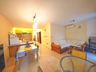 Baška, appartamento con due camere da letto al 1° piano con giardino!