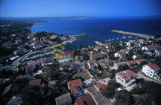 Malinska, terreno edificabile vicino al centro e alla spiaggia!