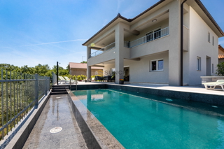 L'isola di Krk, Vrbnik, bellissima villa arredata con piscina e vista sul mare!