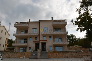 ISOLA DI KRK, NJIVICE, NUOVO APPARTAMENTO CON GIARDINO E BELLA VISTA MARE!