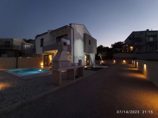VRBNIK, BELLISSIMA CASA MODERNA, COMPLETAMENTE ARREDATA CON PISCINA E VISTA MARE!