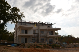 L'isola di Krk, Njivice, nuova graziosa casa bifamiliare su 3 piani con giardino e piscina!
