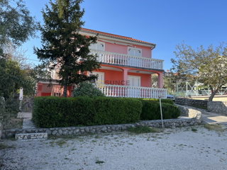 L'isola di Krk, casa indipendente di 300m2 con quattro appartamenti in una bella posizione!