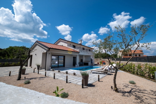 ISOLA DI KRK, villa splendidamente arredata con piscina in una posizione bellissima e tranquilla!