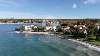 DINTORNI DI NOVIGRADO - CASA AUTOCTONA ISTRIANA CON GIARDINO A SOLI 30 METRI DAL MARE