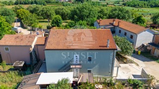 AFFASCINANTE CASA ISTRIANA CON DUE UNITÀ ABITATIVE SEPARATE E CORTILE