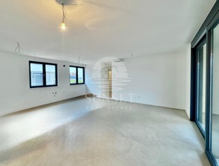 MODERNO APPARTAMENTO CON DUE CAMERE DA LETTO, GIARDINO E TERRAZZA NEI PRESSI DI UMAGO