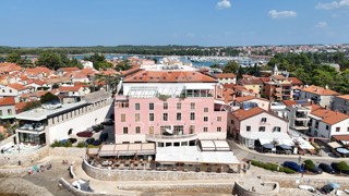 APPARTAMENTO IN UNA DELLE POSIZIONI PIÙ ATTRAENTI DI NOVIGRAD, IN PRIMA FILA SUL MARE