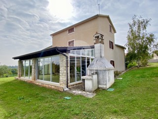 CASA SPAZIOSA CON UN GRANDE GIARDINO DI 600M2 NELLE IMMEDIATE VICINANZE DI NOVIGRAD