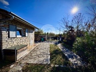 AFFASCINANTE CASA PER IL FINE SETTIMANA CON VISTA SU OPRTALJ – PACE, ULIVI E ATMOSFERA ISTRIANA