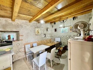 CASA IN PIETRA CON POTENZIALE NEL CUORE DI BRTONIGLA – ACCESSO DIRETTO DALLA STRADA PRINCIPALE