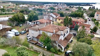 IMMOBILE SPAZIOSO CON UN AMPIO TERRENO, A SOLI POCHI PASSI DAL MARE