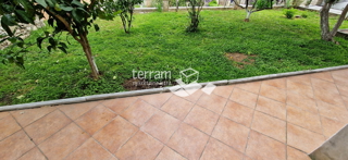 Istria, Pola, Villa piano, piccolo appartamento, garage e giardino 280m2 in vendita