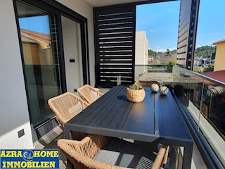 SP-414, POREČ – CENTRO, appartamento nuovo e arredato 61,50 m² (54,62 m² + terrazza 6,88 m²), due camere da letto + soggiorno, in edificio con ascensore