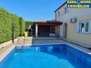 KOP-763, VABRIGA, Casa a schiera d'angolo con una piccola piscina nel giardino