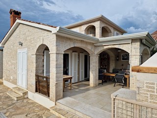 In vendita: casa in posizione tranquilla vicino a Parenzo, per la maggior parte in pietra, con piscina (KOP-718)