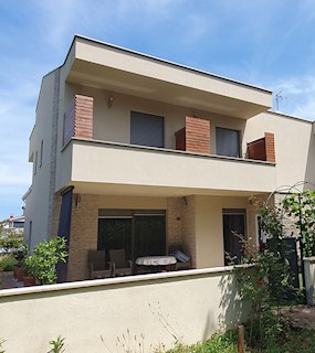 KP-120, POREČ, casa più recente arredato in posizione tranquilla con 4 camere da letto e 4 bagni
