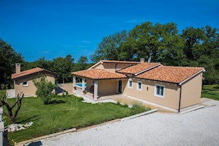 KOP-748, TINJAN (4 km), casa indipendente con piscina e cucina estiva, accanto al bosco