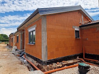 KOP-770-A, Kaštelir – Casa a un piano in una zona tranquilla, in costruzione