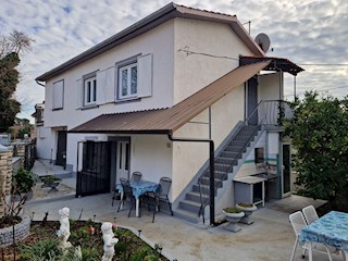 Vendesi casa vicino a Parenzo, ca. 120m2 con due garage, KOP-784