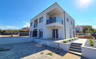 Parenzo, casa bifamiliare con piscina a 3.8 km dal mare