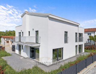 Casa bifamiliare moderna a Parenzo – a 2,5 km dal mare