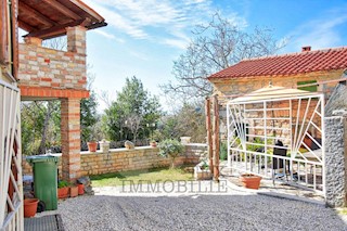 Casa in pietra nelle vicinanze di Parenzo con vista sul mare