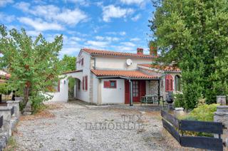 Casa familiare con galleria e camino, posizione tranquilla