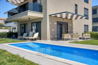 Zona Parenzo, nuova costruzione, appartamento su due piani con piscina