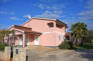 Casa con un grande giardino vicino a Parenzo