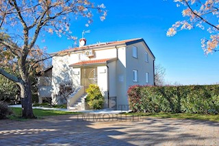 Casa di famiglia con piscina e ampio giardino