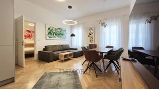 Appartamento spazioso con due camere da letto e soggiorno open space nel centro storico di Parenzo