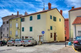 EDIFICIO RESIDENZIALE-COMMERCIALE NEL CUORE DEL CENTRO STORICO DI VRSAR