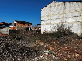 Parenzo, terreno edificabile a 3 km dal mare