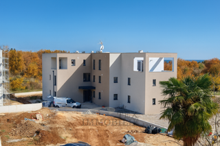 Appartamento con giardino e tre camere - B