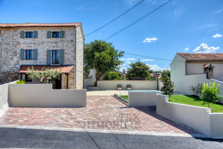 Bella casa in pietra ristrutturata con piscina in vendita